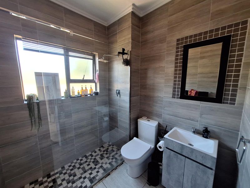 Modern 2-Bedroom Apartment with Stunning Dam Views in Palm Lakes Estate - Photo 8