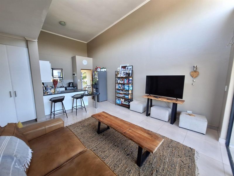 Modern 2-Bedroom Apartment with Stunning Dam Views in Palm Lakes Estate - Photo 4