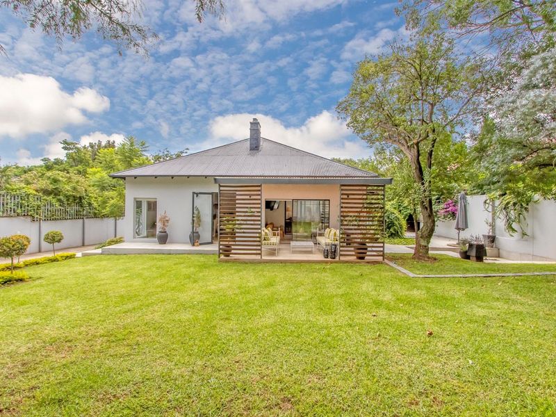 Stylish, modern family home with inverter, pool, patio and fire pit - Photo 4