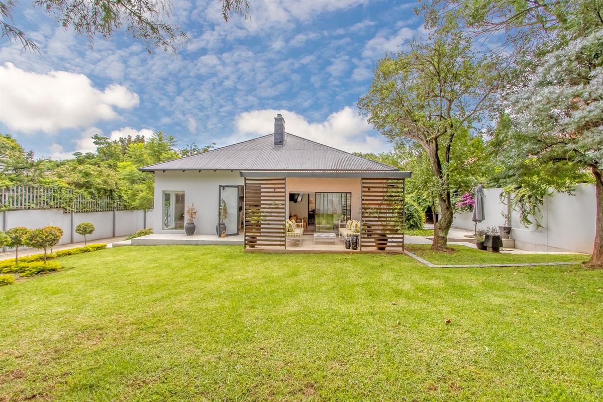 Stylish, modern family home with inverter, pool, patio and fire pit - Photo 4