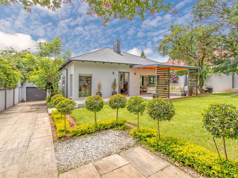 Stylish, modern family home with inverter, pool, patio and fire pit - Photo 3