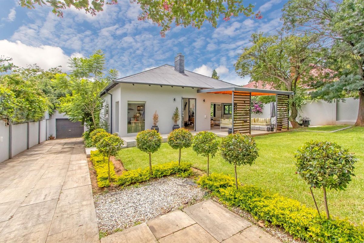 Stylish, modern family home with inverter, pool, patio and fire pit - Photo 3