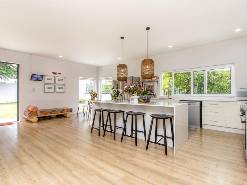 Stylish, modern family home with inverter, pool, patio and fire pit - Photo 9