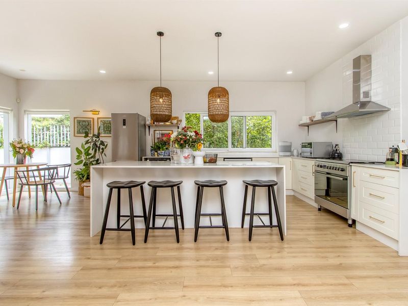 Stylish, modern family home with inverter, pool, patio and fire pit - Photo 8