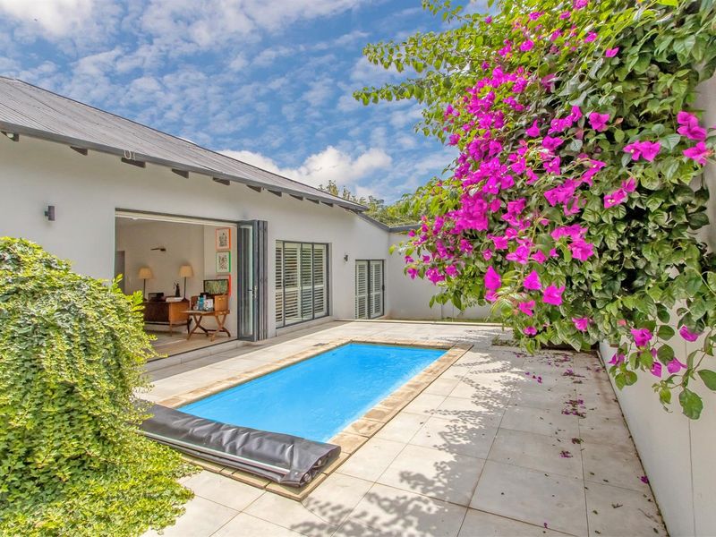 Stylish, modern family home with inverter, pool, patio and fire pit - Photo 2