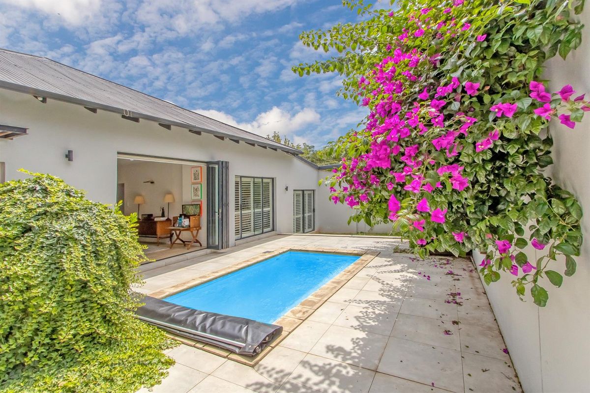 Stylish, modern family home with inverter, pool, patio and fire pit - Photo 2