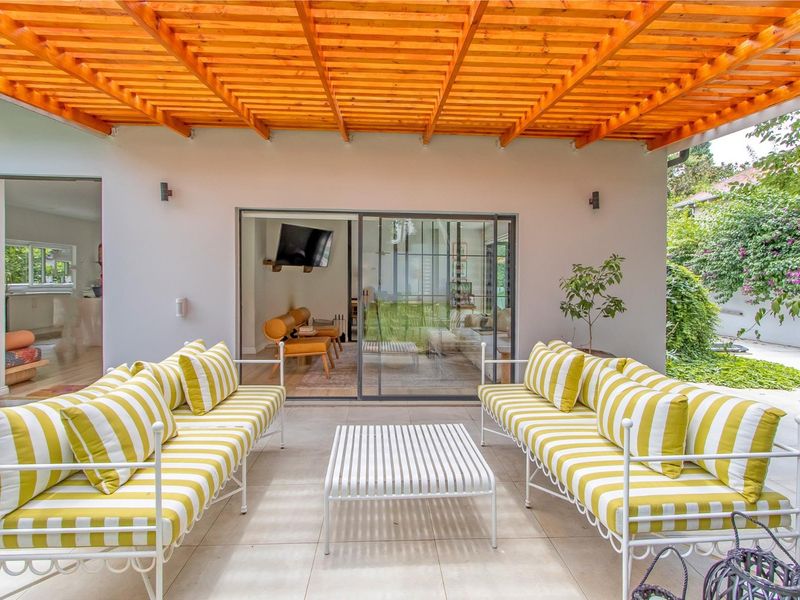 Stylish, modern family home with inverter, pool, patio and fire pit - Photo 6