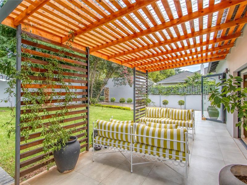 Stylish, modern family home with inverter, pool, patio and fire pit - Photo 5