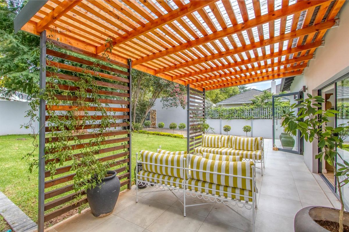 Stylish, modern family home with inverter, pool, patio and fire pit - Photo 5