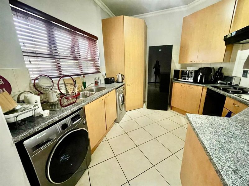 Two Bedroom 2nd Floor Apartment for Sale in Eaton Terrace Bryanston - Photo 3