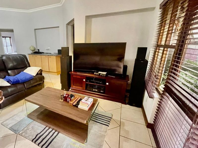 Two Bedroom 2nd Floor Apartment for Sale in Eaton Terrace Bryanston - Photo 8