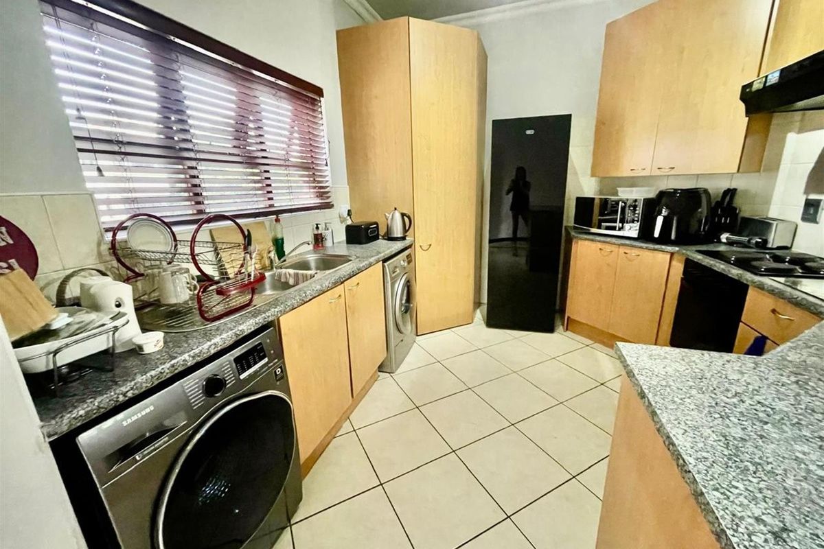 Two Bedroom 2nd Floor Apartment for Sale in Eaton Terrace Bryanston - Photo 3