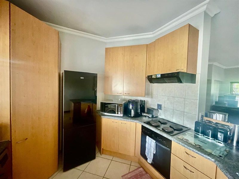 Two Bedroom 2nd Floor Apartment for Sale in Eaton Terrace Bryanston - Photo 4