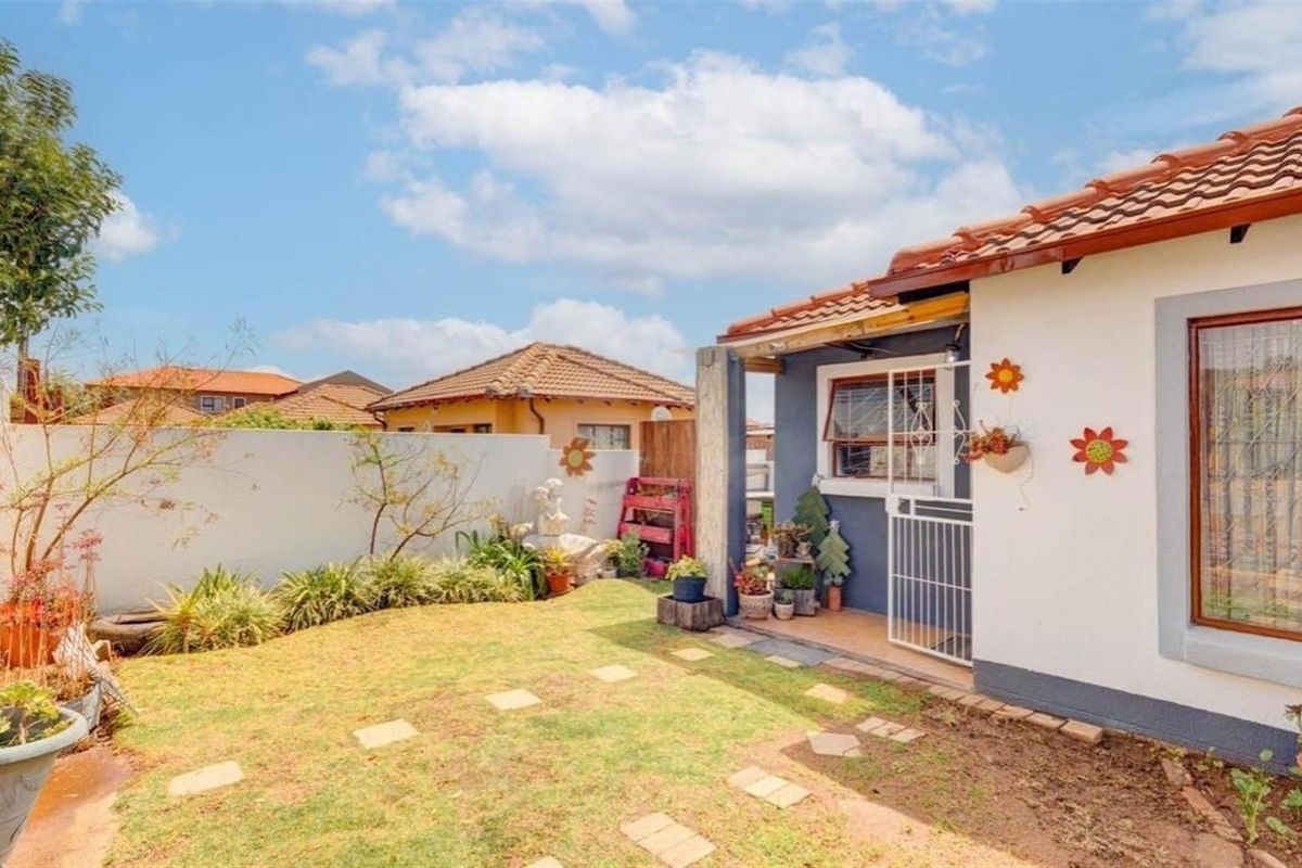 House For Sale in Cosmo City, Extention 5,  Roodepoort - Photo 2