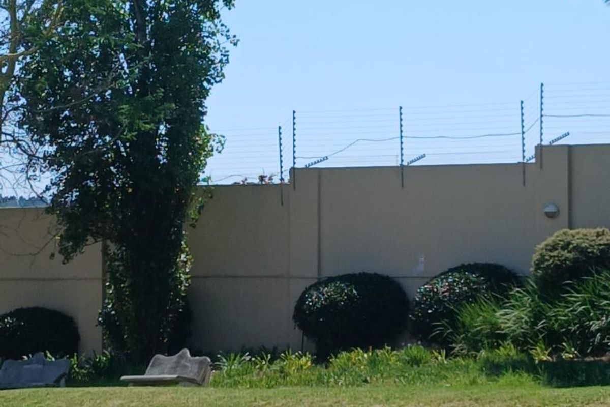 2 Bed 1Bath For Sale in Eagle Trace Estate,Fourways - Photo 3