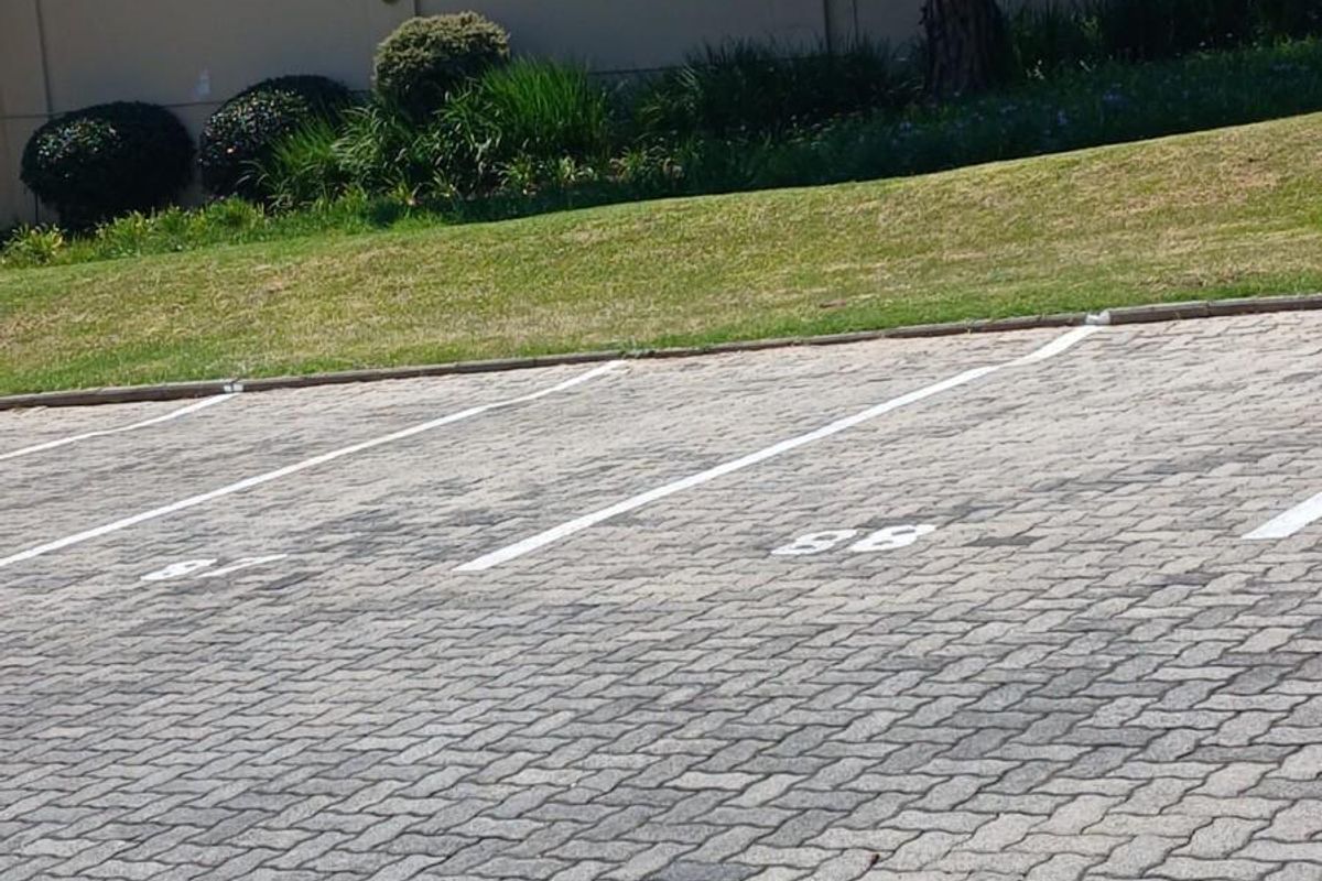 2 Bed 1Bath For Sale in Eagle Trace Estate,Fourways - Photo 4