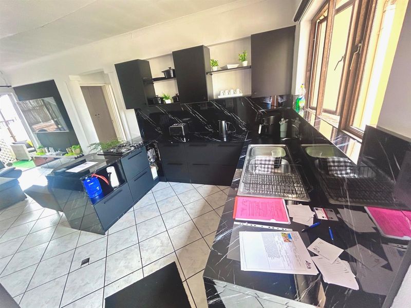 2 Bedroom 2 Bathroom Townhouse for Sale in Mondeor - Photo 3