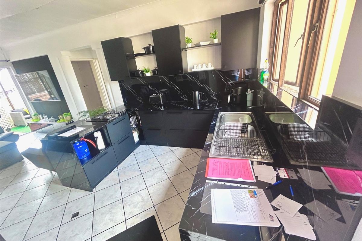 2 Bedroom 2 Bathroom Townhouse for Sale in Mondeor - Photo 3