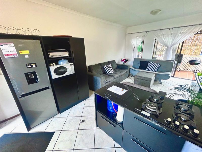 2 Bedroom 2 Bathroom Townhouse for Sale in Mondeor - Photo 2