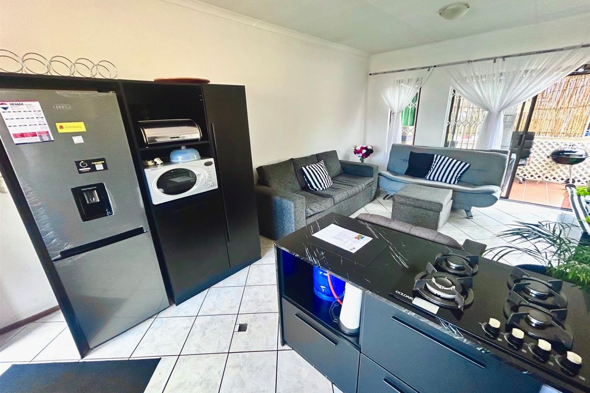 2 Bedroom 2 Bathroom Townhouse for Sale in Mondeor - Photo 2