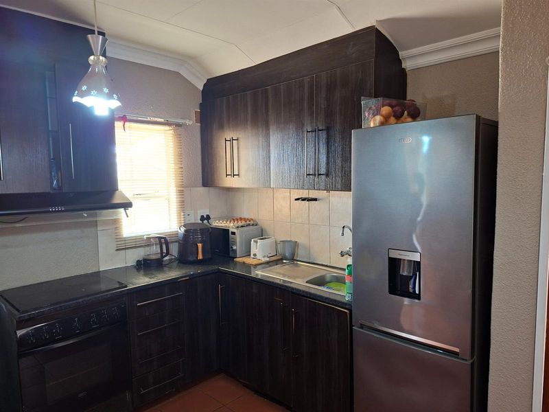 Well maintained family home - Photo 4