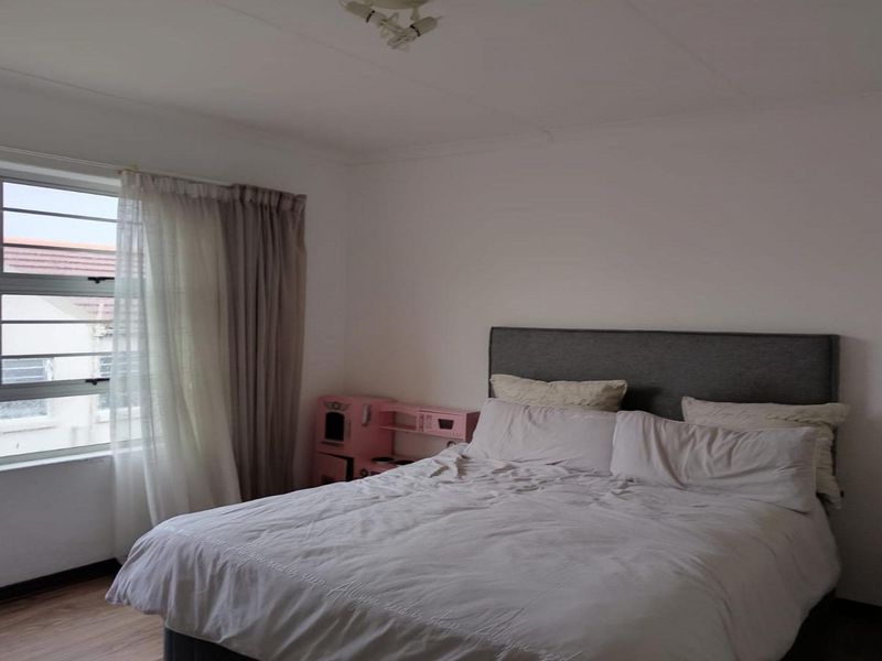 A beautiful 3bed, 2bath Free standing home in a Security Complex in  Randburg - Photo 9