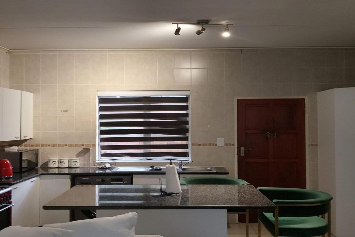 A beautiful 3bed, 2bath Free standing home in a Security Complex in  Randburg - Photo 3