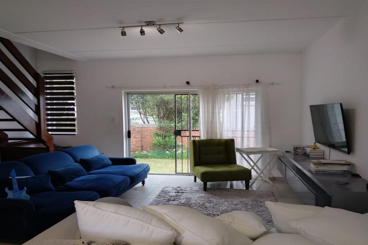 A beautiful 3bed, 2bath Free standing home in a Security Complex in  Randburg - Photo 5