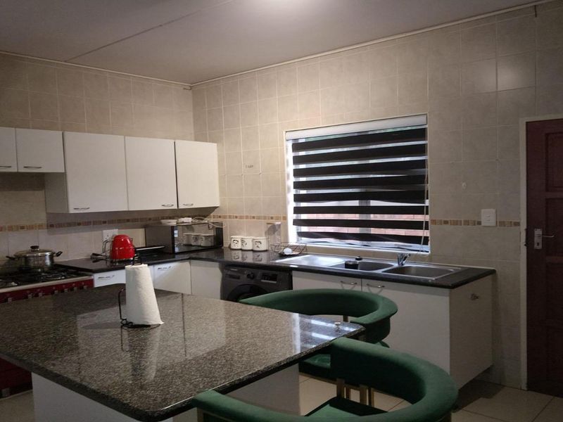 A beautiful 3bed, 2bath Free standing home in a Security Complex in  Randburg - Photo 2