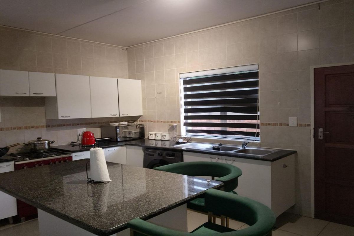 A beautiful 3bed, 2bath Free standing home in a Security Complex in  Randburg - Photo 2