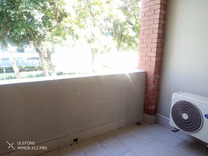 Beautiful open plan spacious apartment opposite bowling and tennis courts - Photo 9