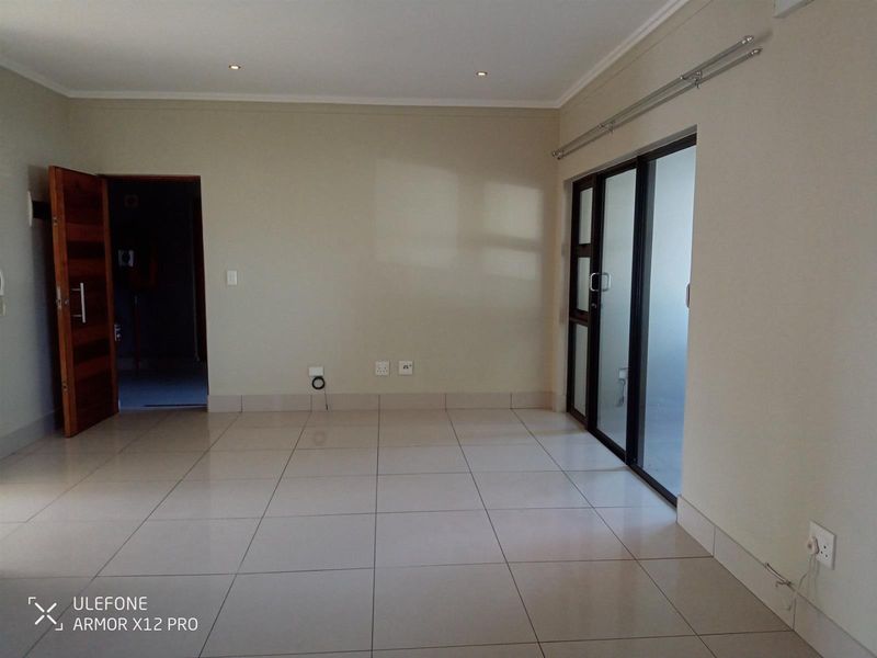Beautiful open plan spacious apartment opposite bowling and tennis courts - Photo 8