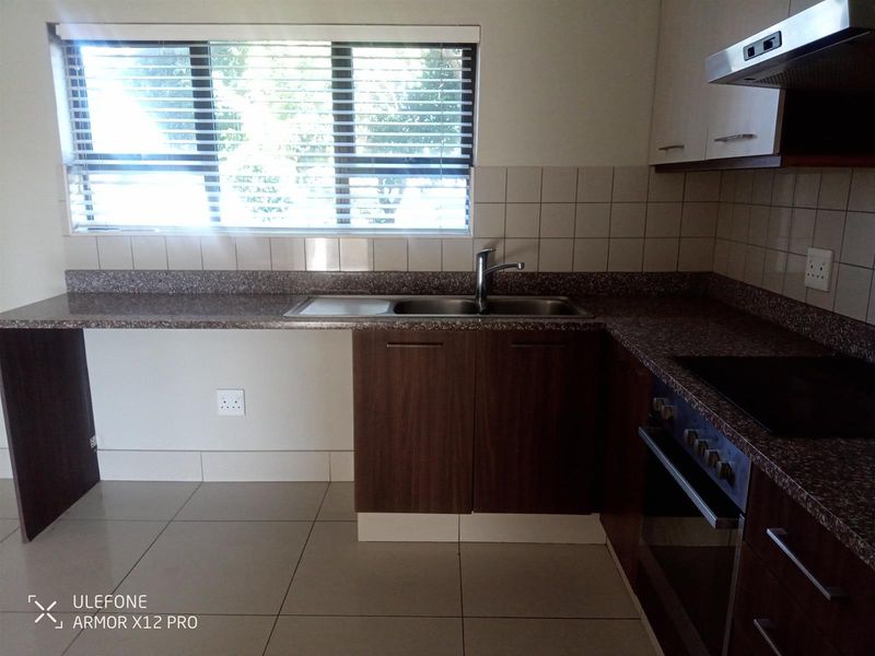 Beautiful open plan spacious apartment opposite bowling and tennis courts - Photo 7