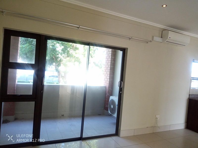 Beautiful open plan spacious apartment opposite bowling and tennis courts - Photo 10
