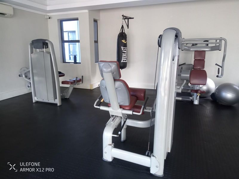 Beautiful open plan spacious apartment opposite bowling and tennis courts - Photo 2