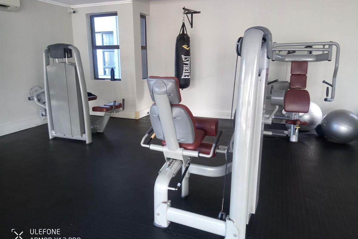 Beautiful open plan spacious apartment opposite bowling and tennis courts - Photo 2