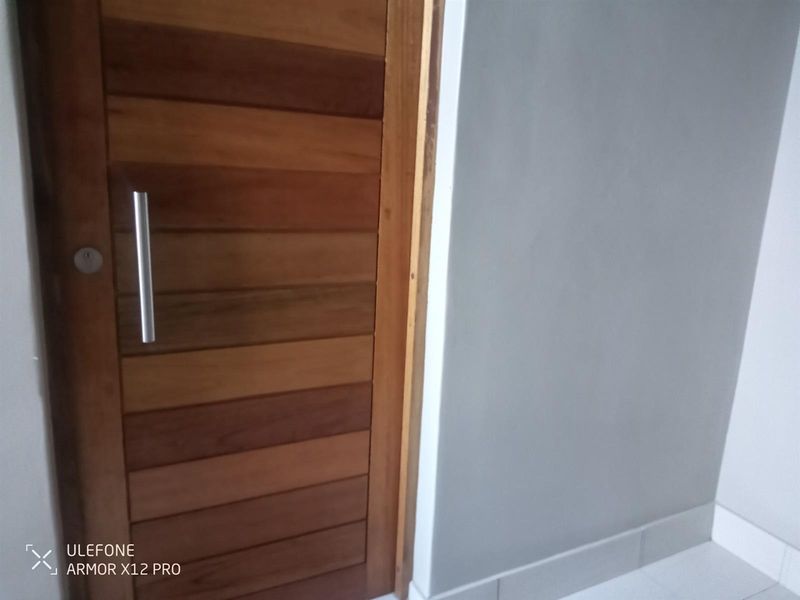 Beautiful open plan spacious apartment opposite bowling and tennis courts - Photo 4