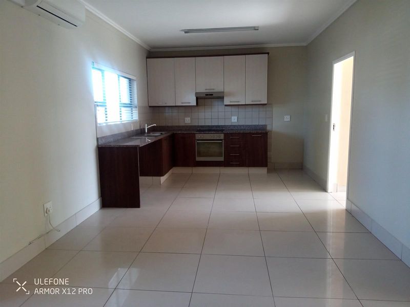 Beautiful open plan spacious apartment opposite bowling and tennis courts - Photo 5