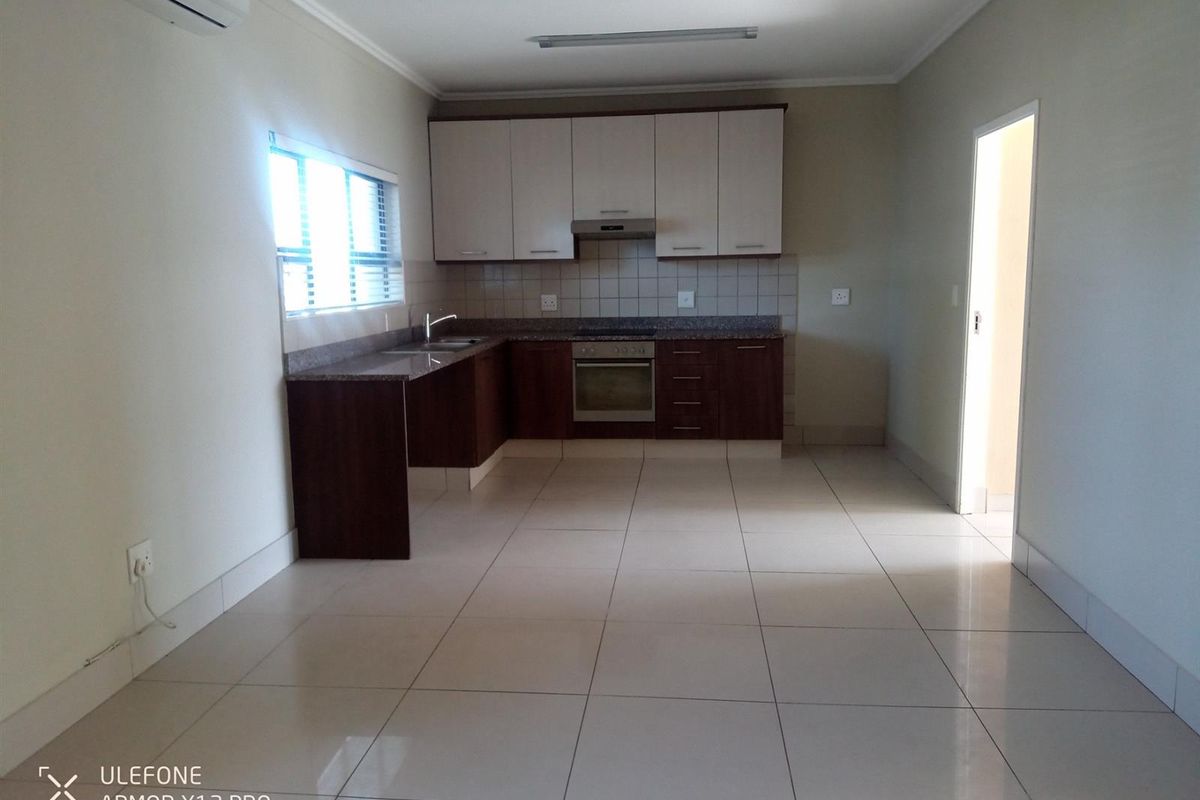 Beautiful open plan spacious apartment opposite bowling and tennis courts - Photo 5