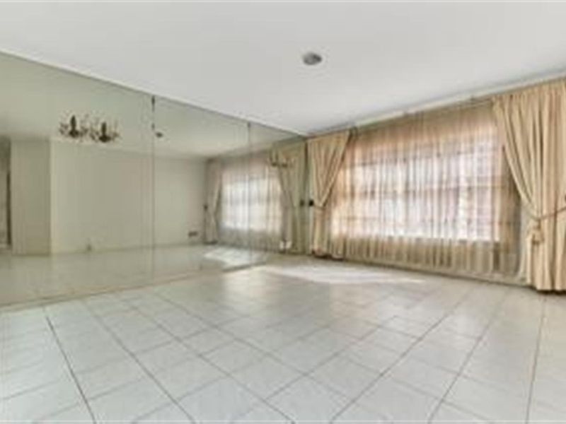 Beautiful Family Friendly Home in Westcliff, Johannesburg - Photo 9