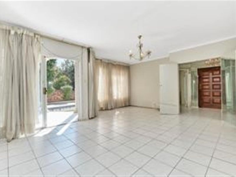 Beautiful Family Friendly Home in Westcliff, Johannesburg - Photo 3