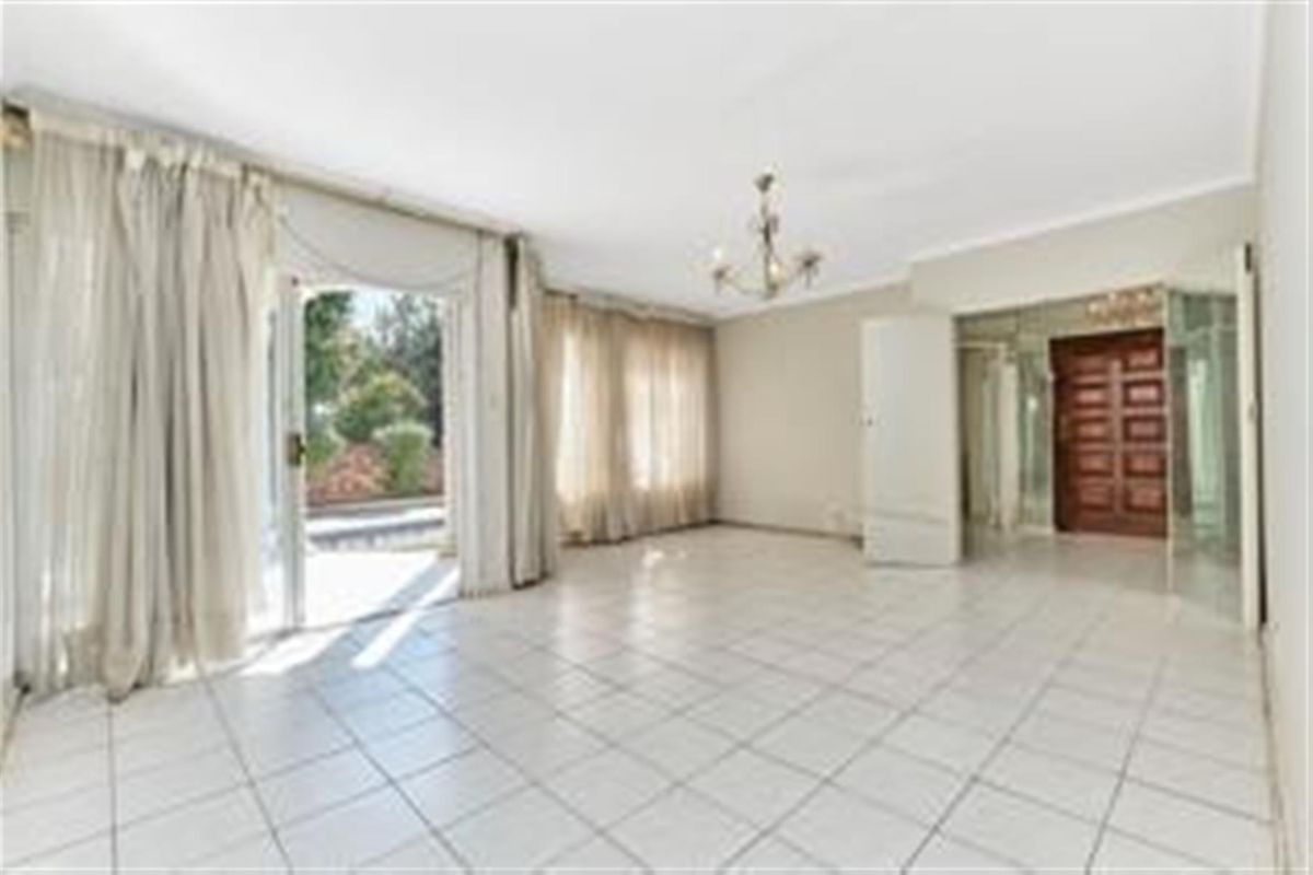 Beautiful Family Friendly Home in Westcliff, Johannesburg - Photo 3