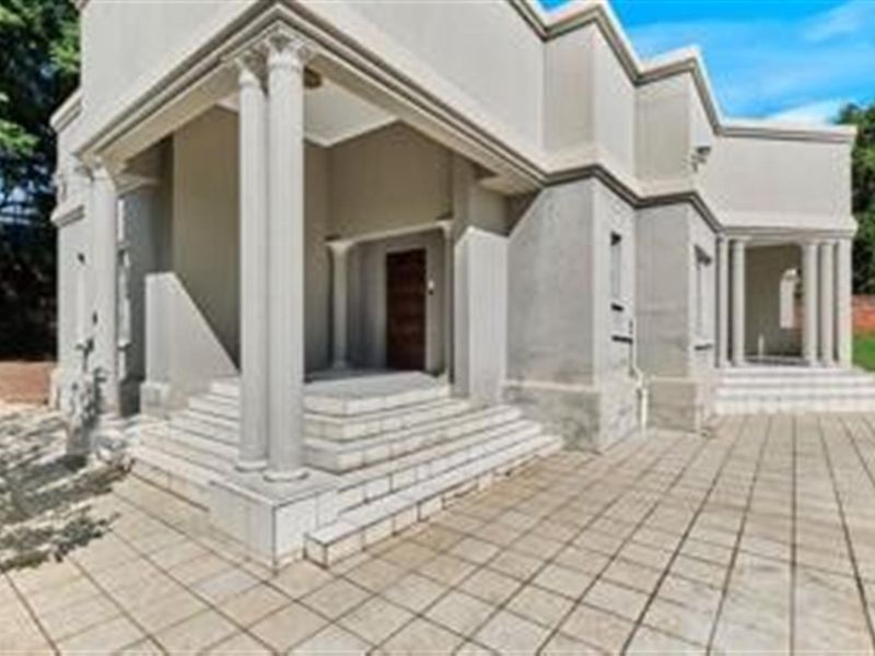 Beautiful Family Friendly Home in Westcliff, Johannesburg - Photo 2