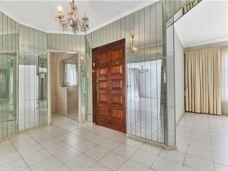 Beautiful Family Friendly Home in Westcliff, Johannesburg - Photo 4