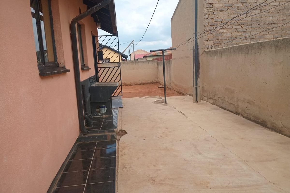 House To Rent in Protea Glen, Soweto - Photo 3