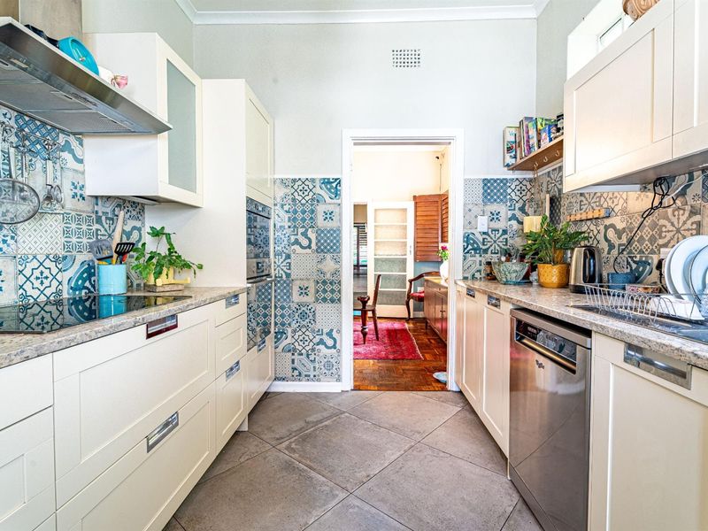 Charming Home With A Separate Cottage - Photo 8