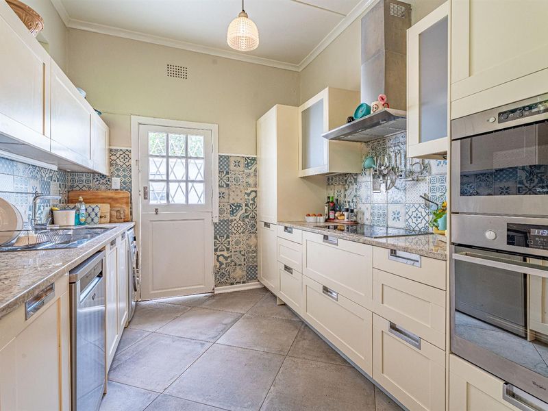 Charming Home With A Separate Cottage - Photo 7