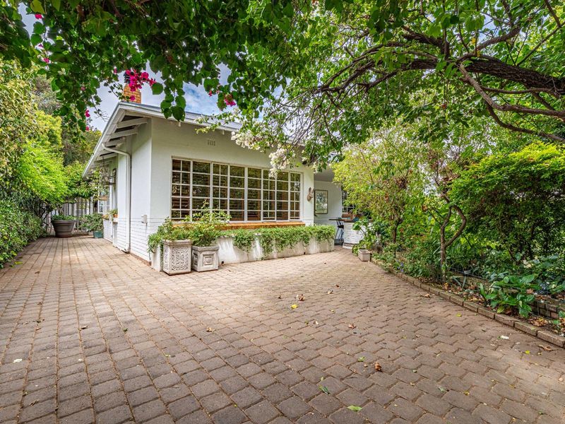 Charming Home With A Separate Cottage - Photo 3