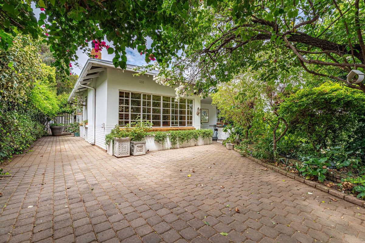 Charming Home With A Separate Cottage - Photo 3