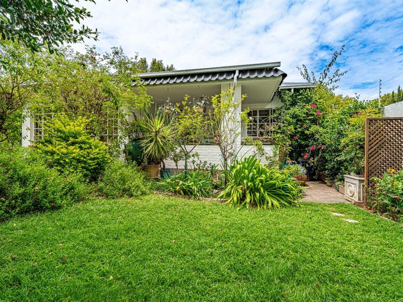 Charming Home With A Separate Cottage - Photo 2